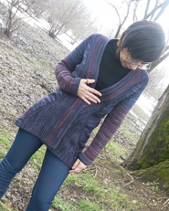 Fabulous cardigan with short row shaping as well as detailing in contrast coloring.